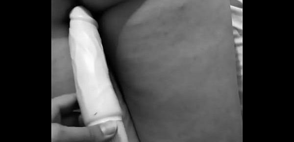  Metiéndole un vibrador en el coño